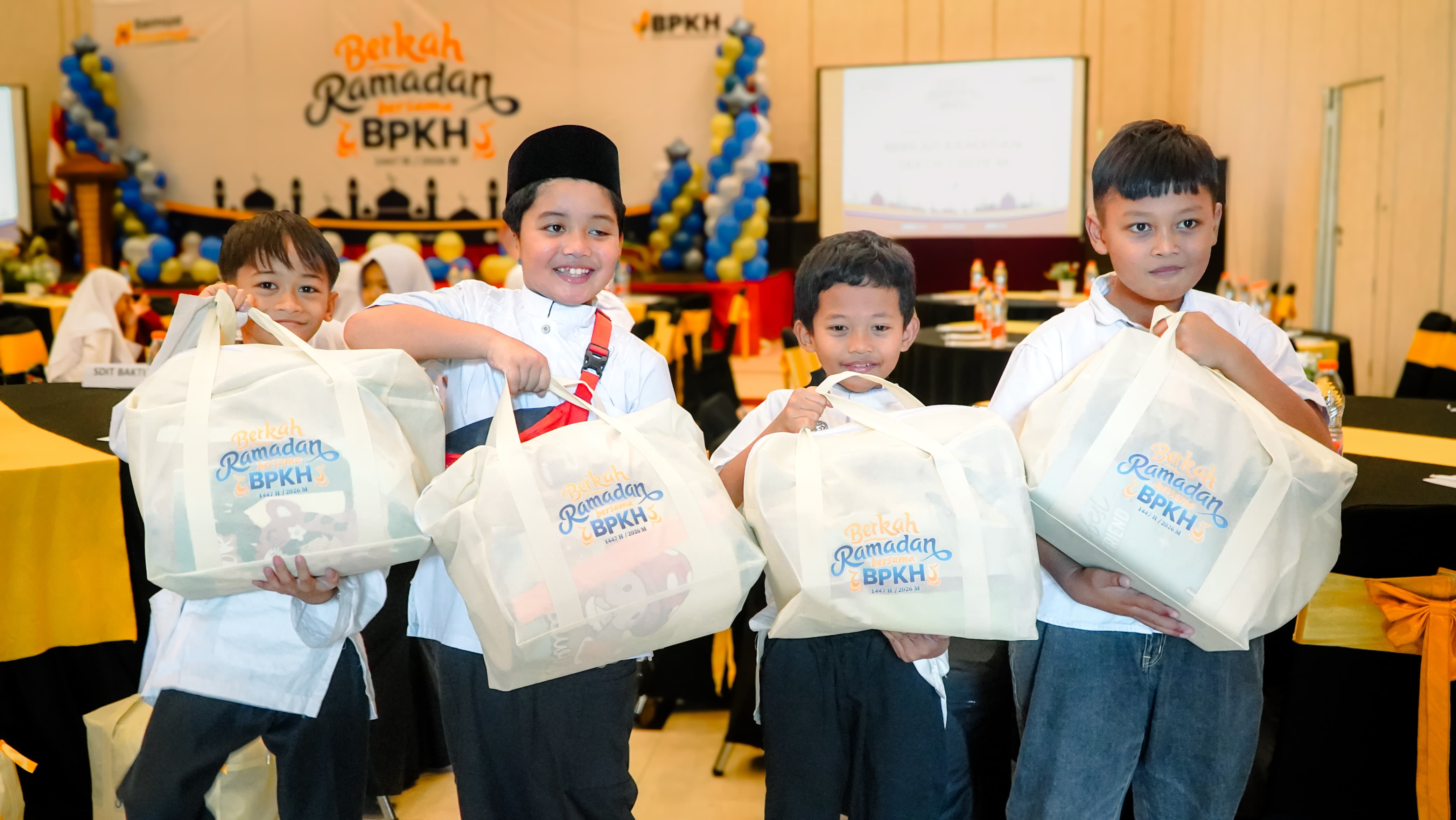 BPKH Salurkan Santunan dan Paket Alat Sekolah untuk 100 Anak Yatim di Madiun
