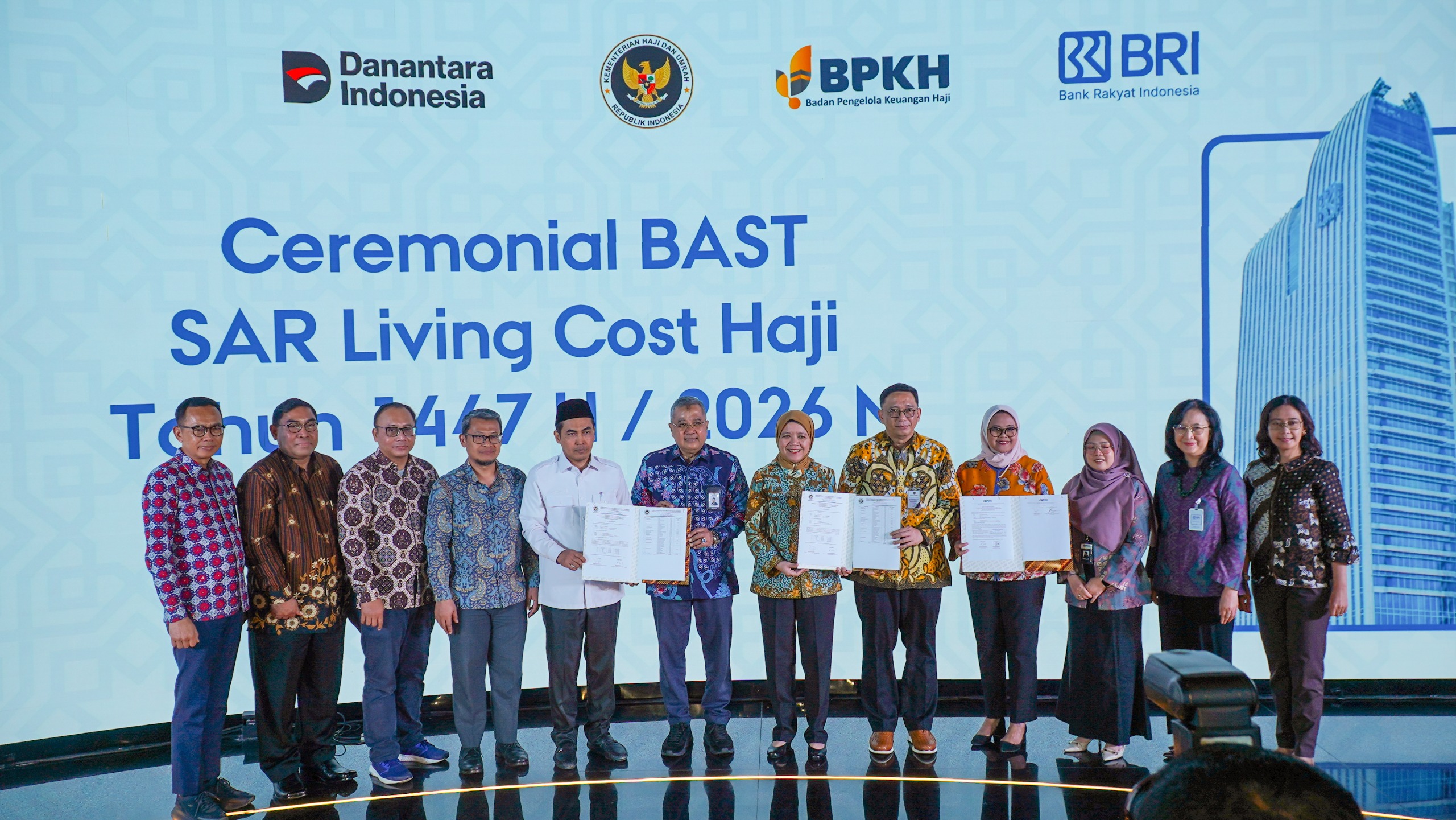 BPKH Serahkan Banknotes untuk Living Cost Jemaah Haji