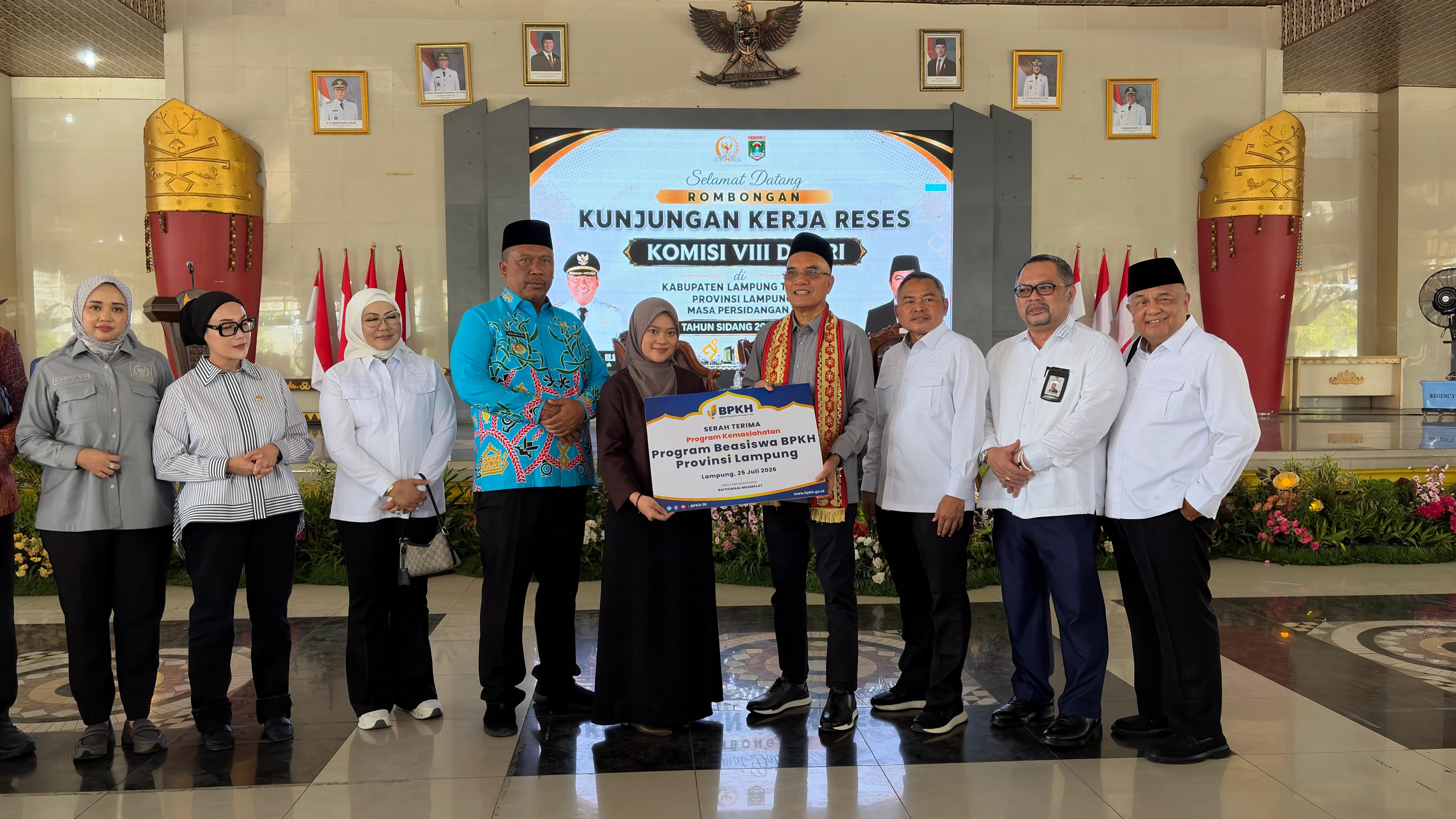 BPKH Salurkan Program Kemaslahatan Beasiswa dan Sarana Sanitasi