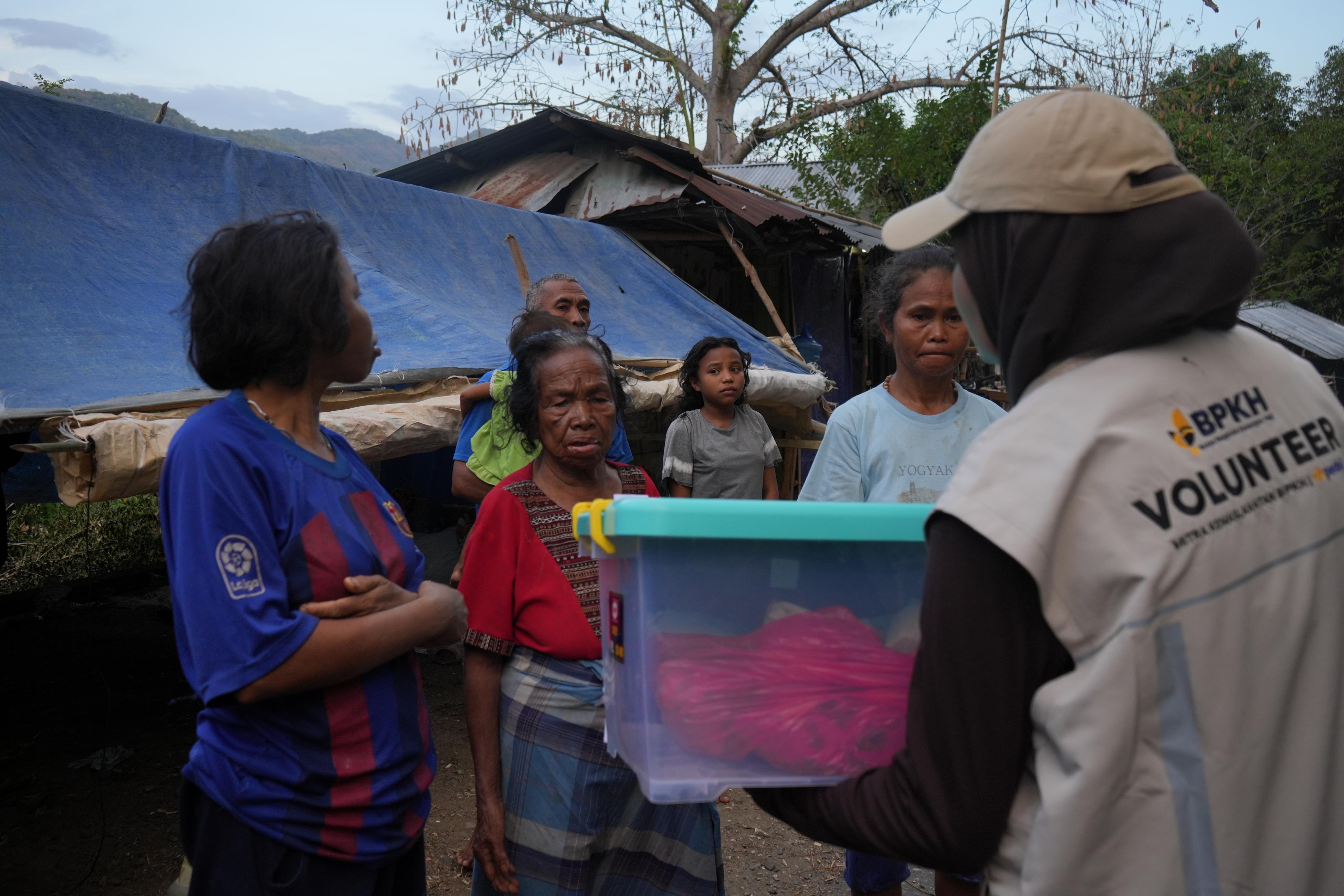 BPKH Salurkan Ribuan Bantuan untuk Dukung Pemulihan Masyarakat Terdampak Bencana di NTT