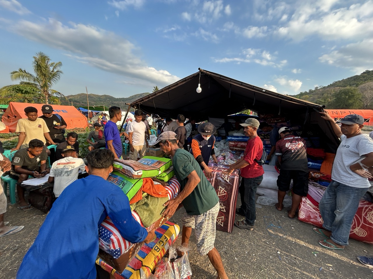 BPKH dan Rumah Zakat Salurkan 450 Paket Bantuan untuk Penyintas Gempa Manggarai Timur