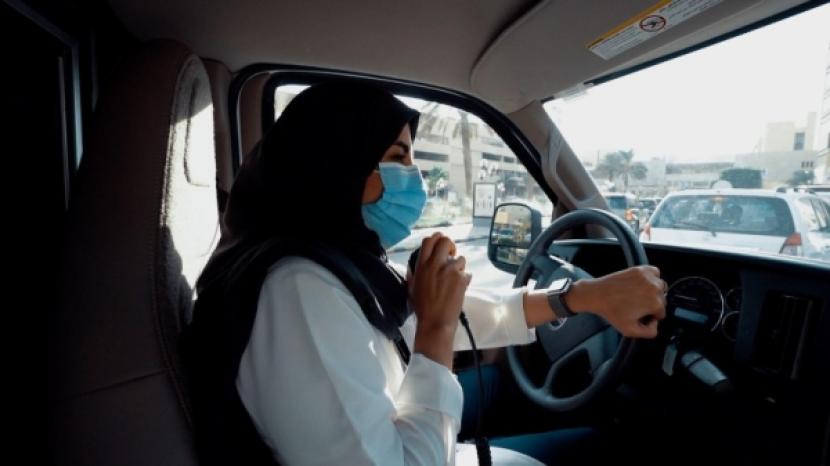 Cerita Perempuan Arab Saudi Pertama Menjadi Sopir Ambulans