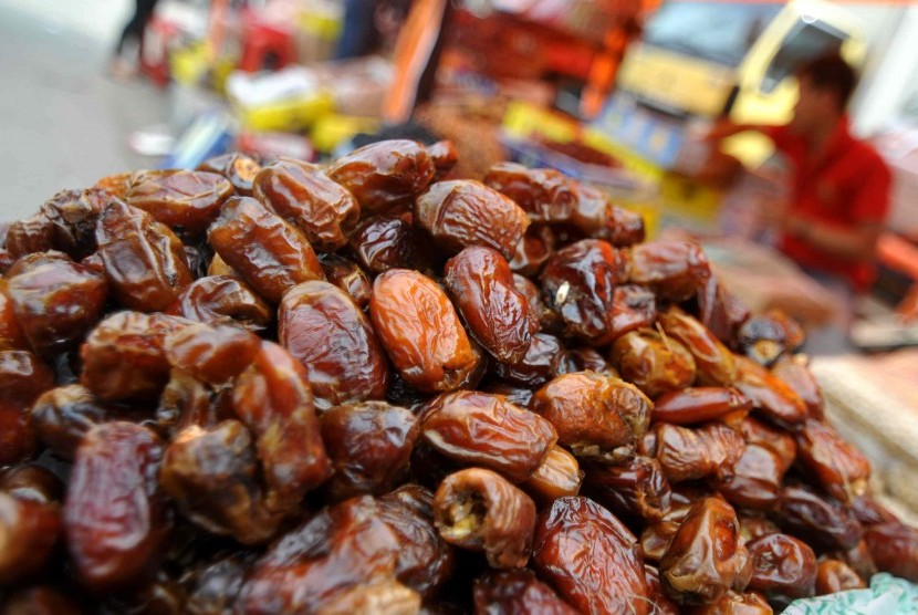Anjuran Makan Kurma