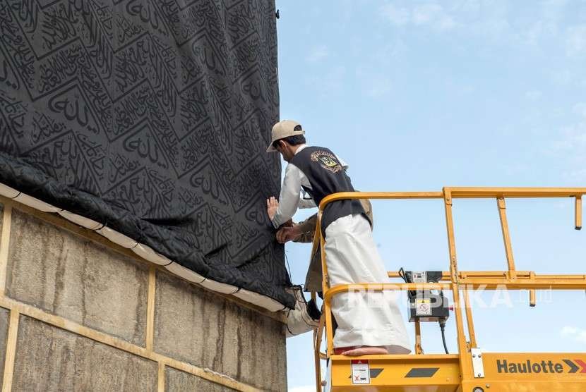 Rampung Dipasang, Kiswah Baru Ka'bah dengan 120 kg Benang Emas