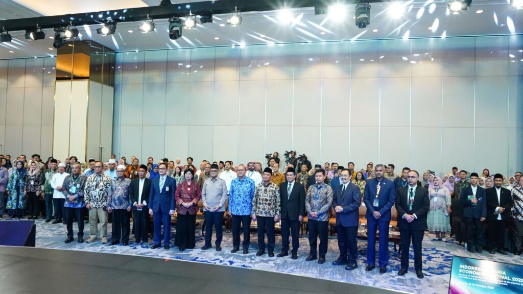 Narasumber dan peserta The 7th International Hajj Fund Forum sedang foto bersama